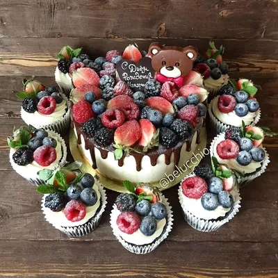 Торт на выпускной в школу или детский сад с ягодами – купить за 2 900 ₽ |  Кондитерская студия LU TI SÙ торты на заказ
