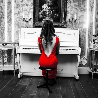 Красивая Девушка Играет На Пианино — стоковые фотографии и другие картинки  Женщины - Женщины, Фортепиано, Вертикальный - iStock