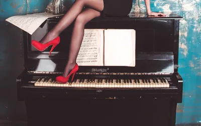 Красивая девушка играет на пианино :: Стоковая фотография :: Pixel-Shot  Studio
