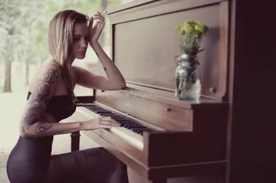 Красивая девушка выбирает пианино в магазине музыки Стоковое Изображение -  изображение насчитывающей нот, арройо: 198107561