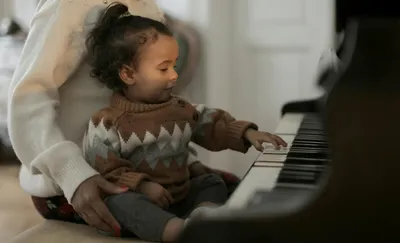 Девушка играет на пианино Stock Photo | Adobe Stock