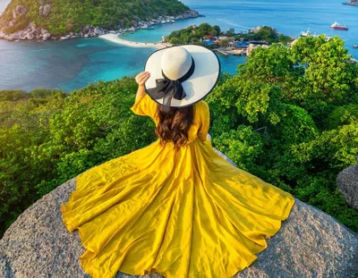 стильная красивая девушка в шляпе на фоне моря Стоковое Фото - изображение  насчитывающей океан, красивейшее: 226161834