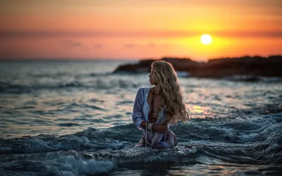 Красивая девушка на фоне моря и …» — создано в Шедевруме