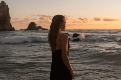 стильная красивая девушка в шляпе на фоне моря Стоковое Изображение -  изображение насчитывающей бобра, красивейшее: 226161355