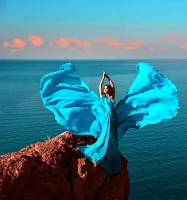 Девушка на фоне моря» — создано в Шедевруме