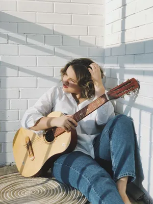 Девушка с гитарой фото фото