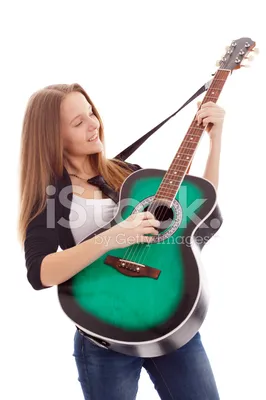Девушка с гитарой стоковое изображение. изображение насчитывающей  красивейшее - 35336919