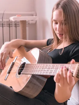 Девушка с гитарой» — создано в Шедевруме