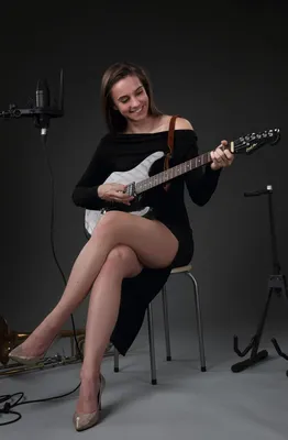 Красивая Девушка С Гитарой На Белом Фоне Стоковые Фотографии | FreeImages