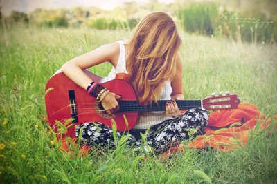 Женщина с гитарой стоковое изображение. изображение насчитывающей играть -  36739483