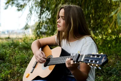Девушка с гитарой стоковое изображение. изображение насчитывающей отдых -  176533945