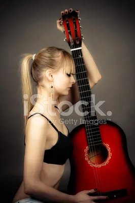 Девушка с гитарой в руках стоковое фото. изображение насчитывающей отдых -  80948858