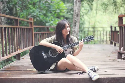 Раскраска девушка гитарой. Девушка с гитарой. Раскраски без СМС.