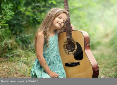Скачать обои поле, девушка, улыбка, музыка, настроение, гитара, раздел  музыка в разрешении 4368x2912