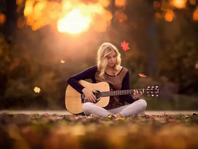 Счастливая девушка при гитара лежа на траве в лужке. Стоковое Изображение -  изображение насчитывающей наслаждение, природа: 27566155