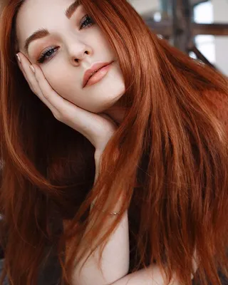 Портрет молодой женщины с длинными рыжими волосами Stock Photo | Adobe Stock