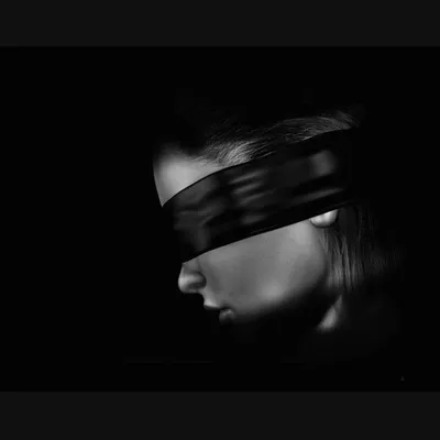 Девушка с завязанными глазами черная…» — создано в Шедевруме