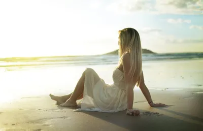 Девушка сидит на берегу моря и …» — создано в Шедевруме