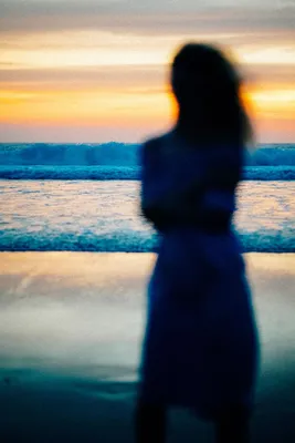 Девушка с длинными волосами на закате у моря в полотенце смотрит на море |  Пляжные фотосессии, Пляжные фото, Закаты