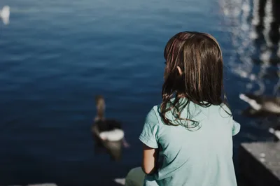 Девушка гуляет по берегу моря …» — создано в Шедевруме