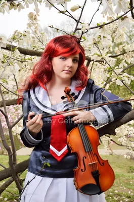 Красивая молодая девушка со скрипкой на сером фоне :: Стоковая фотография  :: Pixel-Shot Studio