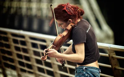 Музыка в метро: девушка со скрипкой