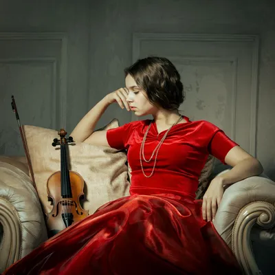 Маленькая девочка со скрипкой на белом фоне :: Стоковая фотография ::  Pixel-Shot Studio