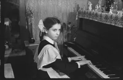 Девочка за пианино, 1960-е | Пикабу