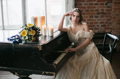 Обои на рабочий стол Девушка за пианино, на котором лежат розовые розы, by  Sam Mao, обои для рабочего стола, скачать обои, обои бесплатно