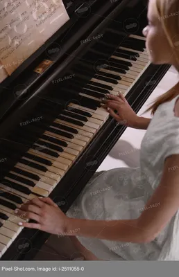 Красивая девушка играет на пианино :: Стоковая фотография :: Pixel-Shot  Studio