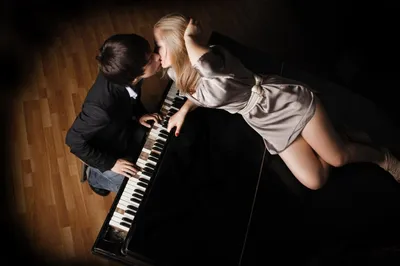 Девушка нажимает клавиши пианино . стоковое фото ©lotosfoto1 145853753