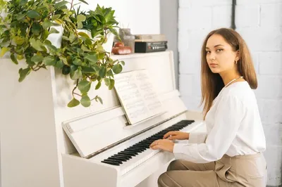 Файл:Robinson Girl at Piano.jpg — Википедия