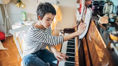 Ребенок играет на пианино днем Фон И картинка для бесплатной загрузки -  Pngtree