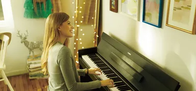 молодая девушка играет на пианино в темной комнате, девушка, которая не  умеет хорошо играть на фортепиано, Hd фотография фото фон картинки и Фото  для бесплатной загрузки