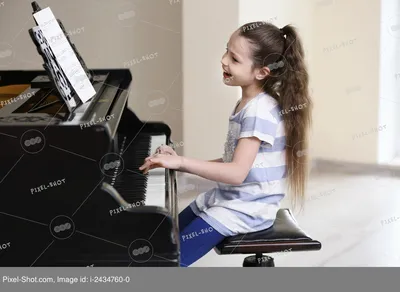 Девушка маленького ребенка играть на пианино с карантином Maskat из-за  коронавирус Стоковое Изображение - изображение насчитывающей мило, рояль:  175640333