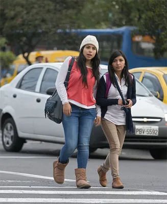 Эквадорские девушки на улицах Кито (1)