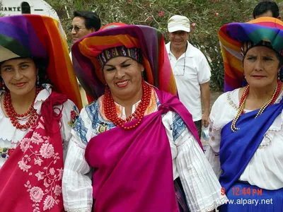 Женщины Эквадора в Центре Мира