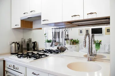Дизайн интерьера кухни 7 кв м с холодильником в панельном доме, фото |  Houzz Россия