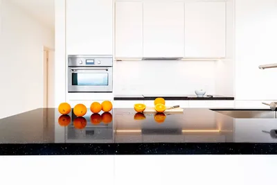 Черно-белый интерьер кухни стоковое изображение. изображение насчитывающей  дом - 143276825