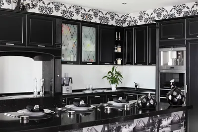 Дизайн черно-белой современной кухни 10 кв. м с фасадами из стекла и без  ручек | Дизайн, Черно-белые кухни, Кухня