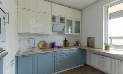 Дизайн кухни 9 кв.м фото современной угловой кухни 9 кв. м. с холодильником  и диваном в панельном доме. Кухня с выходом на балкон | Дизайн кухни, Дизайн,  Интерьер
