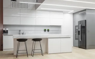 Кухня под потолок: дизайн с высокими антресолями в интерьере