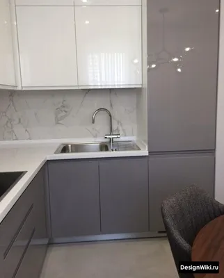 Белая угловая кухня с крашеными фасадами в неоклассическом стиле c  акриловой столешницей за 465000 рублей от Кухнидар. Фото и проектная  документация