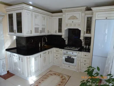 Кухня - acp/1915. Бело-золотая угловая кухня в стиле барокко с резными  колоннами от фабрики Angelo Cappellini