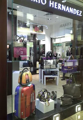 Мебель для магазина в Болонье - Магазин сумок и модных аксессуаров - Effe  Arredamenti