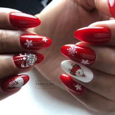 Красный маникюр выбирают яркие и уверенные в себе девушки 💅💃🤘 Освежили  яркость красного белым тоном и добавили нотку роман… | Rhinestone nails,  Nails, Rhinestone