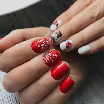 руки женщин с модным красным маникюром. рождественский дизайн ногтей нового  года. Стоковое Изображение - изображение насчитывающей шикарно, глянцевато:  228743769