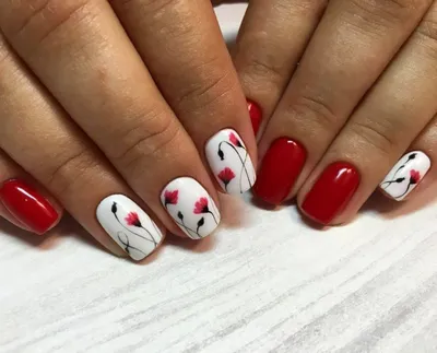 Новогодний дизайн красного и белого цвета с элементами френча на овальных  ногтях