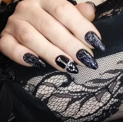 Черный маникюр с рисунком и стразами - 20Nails