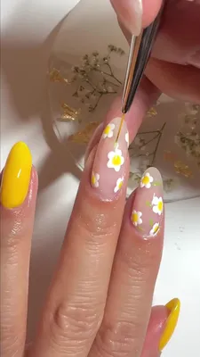 Желтый маникюр с цветочками — идея весеннего дизайна ногтей, который легко  сделать самой 🌼 | theGirl